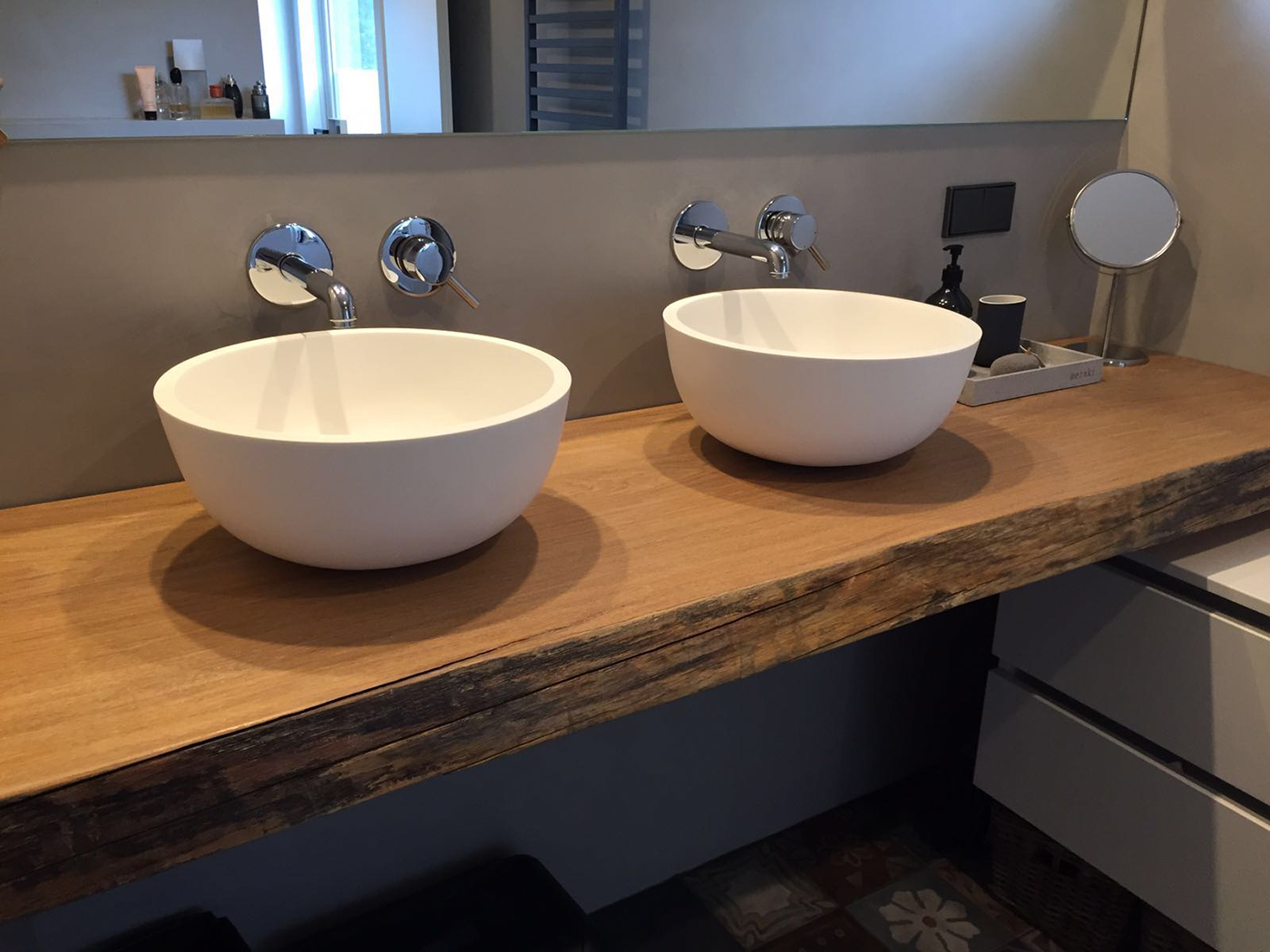 Luca Solid Surface opzetkom, Brauer kranen, houten plank maatwerk