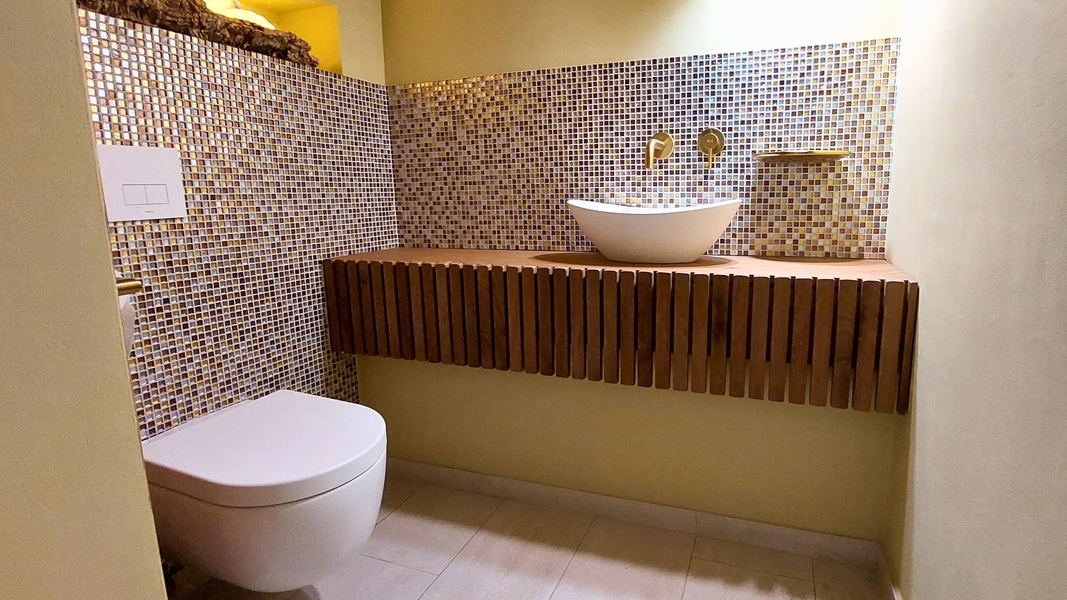 Mozaiek badkamer met Clou toilet - herfst 2023