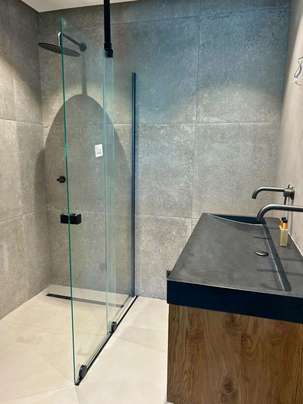 Voerendaal okt 2024: badmeubel van Forzalaque, schuifdeur van Hüppe, kranen gun metal van Brauer