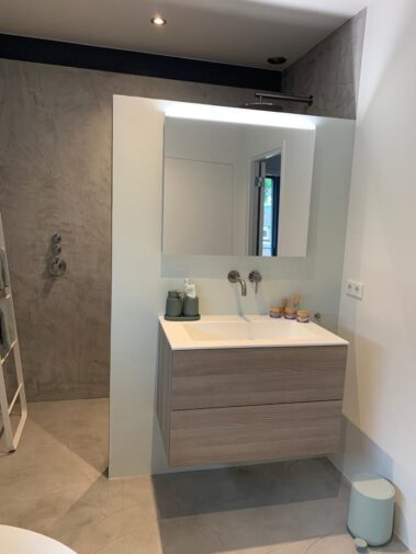 Wandmeubel voor inloopdouche