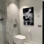 Moderne badkamer met marmer en RapoWash douche toilet
