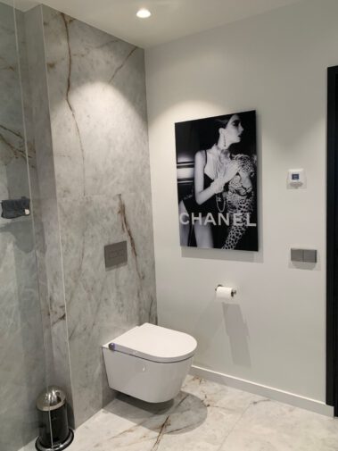 Moderne badkamer met marmer en RapoWash douche toilet