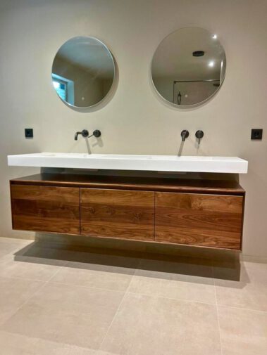 Wijnandsrade sept 2024: maatwerkmeubel massief Amerikaans noten. Solid Surface wastafel Group Nivelles. Brauer inbouwkkranen.