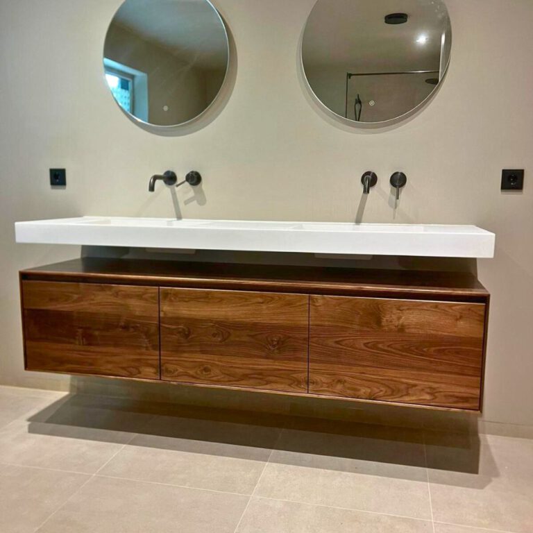 Wijnandsrade sept 2024: maatwerkmeubel massief Amerikaans noten. Solid Surface wastafel Group Nivelles. Brauer inbouwkkranen.